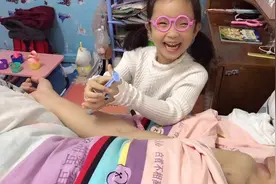 5岁女儿从医院住院回到家后，就变成这样了，父母拿她没办法