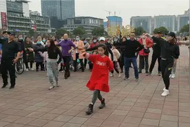 成都9岁小美女跳广场舞，凭实力抢镜惊艳全场引百人围观，太赞了