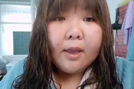 大龄剩女胖胖晚上不去上课在宿舍偷偷打游戏，几个人好开心