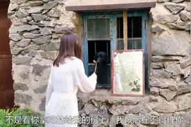 小黑：我麻麻说了不让我和傻子玩，除非你拿好吃的讨好我