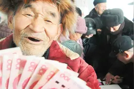 河北2019年养老金上调金额确定，工龄长的企退人员拍手称赞视频封面