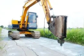 伴随着哒哒哒的响声，水泥路面就被凿的稀碎，这就是破碎锤的威力视频封面