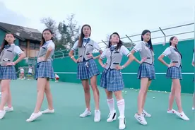 站姐被人嘲笑是丑妹，谁料她一拍手，叫来的妹子身材超棒