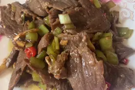 牛肉这样做好吃极了，二胎全职妈妈辣椒炒牛肉片，肉烂而不柴