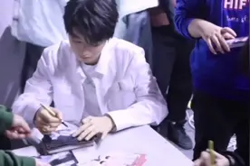 快看TFBOYS签名时刻 是不是你们想要的亲笔签名视频封面