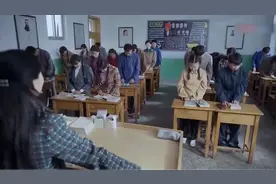 班级新转来一个同学，一进来大家都看呆了，这也太好看了吧