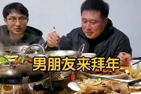 男朋友来我家拜年，老爸又开五粮液又包红包，看来对男朋友很满意视频封面