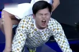 男嘉宾驮着女美女做俯卧撑，女嘉宾有点懵，突然就哭了！视频封面