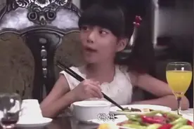 带着女儿去高级餐厅吃饭被服务员看不起, 女子直接反击！视频封面