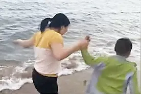 男孩家境贫困却患上白血病 母亲拿出看病钱帮他圆梦 带他去看海视频封面