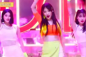韩国美女！白短裤低胸装跳舞，精湛表演累到吐舌头视频封面