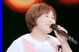 贾玲与腾格尔演绎改编搞笑版对唱歌曲。