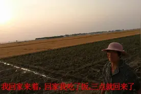 七十岁老母独自一人去浇地，这么大年纪还干农活，看了让人心酸！视频封面