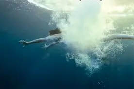 少年与狼相互配合补猎，狼追逐，少年围堵