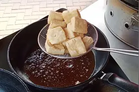 臭豆腐黑色白色有啥区别？哪种卖的多？让红姐跟你说说视频封面