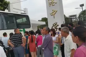 女儿今天中考结束！家长们早早就在校门口等待了。视频封面