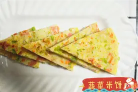 宝宝上学吃早餐要快手，用剩米饭做个煎饼，简单食材鲜味十足
