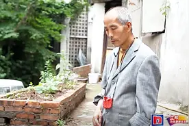 姐姐照顾智障弟弟，一刻都不能掉以轻心，居住环境让人揪心！视频封面