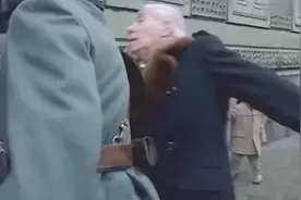 一部高分二战大片，犹太老人见党卫军不敬礼，被打了一巴掌！视频封面