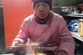 农村小美第一次吃火鸡面，辣得嘴唇发麻，介绍时口齿有时不清楚！