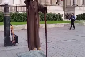 泰国“高僧”稳坐油锅，中国游客当场揭穿骗局，看完尴尬症都犯了视频封面