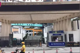 有一座建筑物的门口，设计成漏斗形。的确新颖
