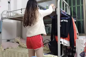 打工妹工地宿舍合租，为何房间总有股怪味？舍友：别给我身上赖视频封面