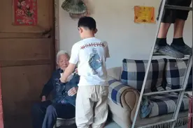 奶奶给孙子炖了一只4斤半的公鸡，做好后孩子的一个举动，很感动视频封面