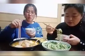 最近阿杜不能吃辣，打了狂犬针，豆芽金针菇炒韭吃的老香