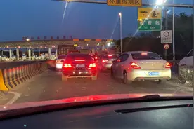 4月25日高速出入口为什么这么堵 工作人员已到岗 要恢复收费了嘛