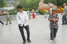 路遇一位手拿水杯的舞者，跳出了新高度，旁边的大妈都看呆了视频封面