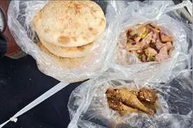 在外面吃，开车在公园里坐在车里吃饭好爽