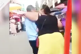 300斤女主播街头“强吻”7旬老人被拘：靠“扮丑”搭讪男性吸粉