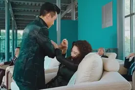 美女：你怎么老是压着我？男人：因为我就是喜欢压着你啊视频封面