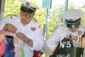 央视记者再探上海迪士尼依然遭翻包 律师：这是侵权！视频封面