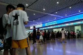实拍，互联网那么发达为什么火车站还是有那么多人排……视频封面