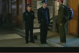 许三多穿便衣在街上晃荡。警察拦住。到厕所去换一身军装。视频封面