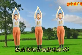 双手举过头顶，左右移动双脚，每天坚持10分钟半个月后体重减轻了