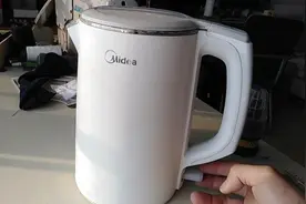 美的电水壶开关失灵，花八元钱买个配件修好。冬天修水壶要注意视频封面