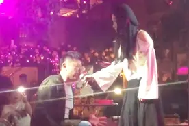 酒吧美女唱歌时，突然男子想要唱一句开口惊艳全场，绝对是王者视频封面