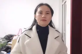 2020年流行水貂毛白色外套搭配黑色打底衫，这样好看吗？视频封面