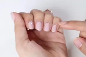 女人的手指甲有多脏？美女放大80倍，看完再也不敢乱啃了