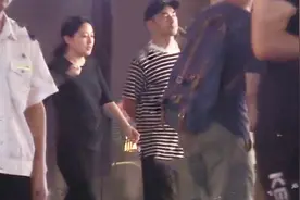 李晨被曝将成三胎父亲，妻子赵琼肚凸孕味足，身穿黑衣四肢仍纤细