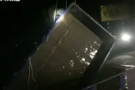 货车冲入河中 三人逃生一人溺亡视频封面