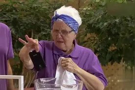 国外恶搞，路人做手机清理，老太却直接将手机丢入水中，路人懵圈视频封面