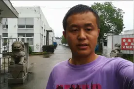 地摊买来的乌龟、一年就长了两斤多才发现上当了!原来是一只鳄龟视频封面