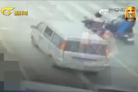 揪心小孩从面包车后备箱掉落，遭后方车辆碾压，家长情绪崩溃视频封面