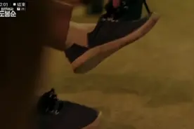 大力女子都奉顺:学校小混混惹到了女主，鞋子被撕了😂视频封面