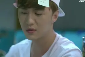 美女捏帅哥下巴，帅小伙以为是要亲亲，谁知道只是要他脸上的东西视频封面