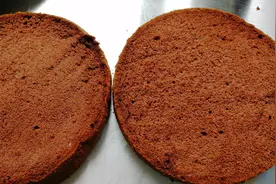 口感超级细腻的巧克力戚风蛋糕胚，这个配方一定要试试哦